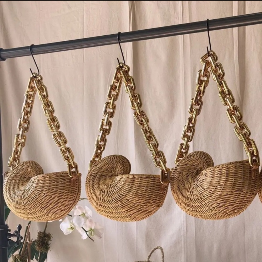 Gold Chain Woven Shell Bag. PreOwned .one Size. - Picture 6 of 11